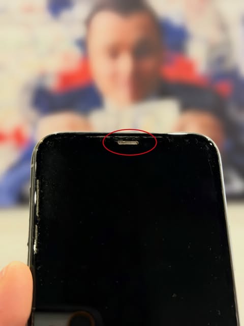 Деталь iPhone під час компонентного ремонту