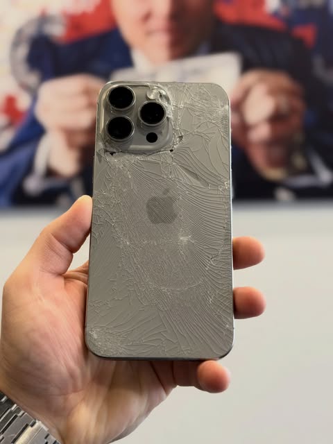 Пошкоджена задня панель iPhone 14 Pro Max
