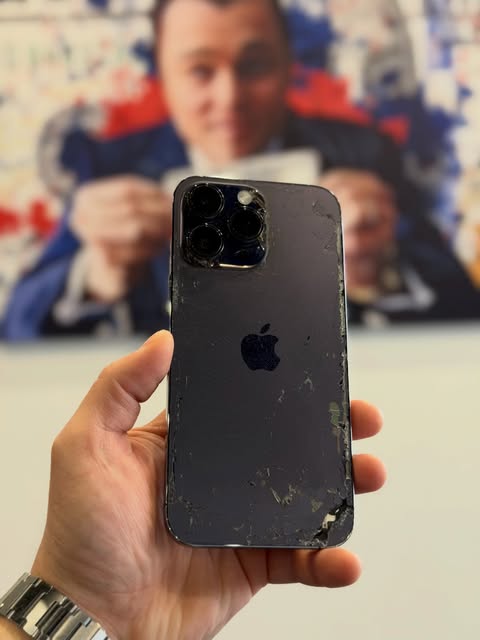 iPhone із пошкодженою задньою панеллю до ремонту